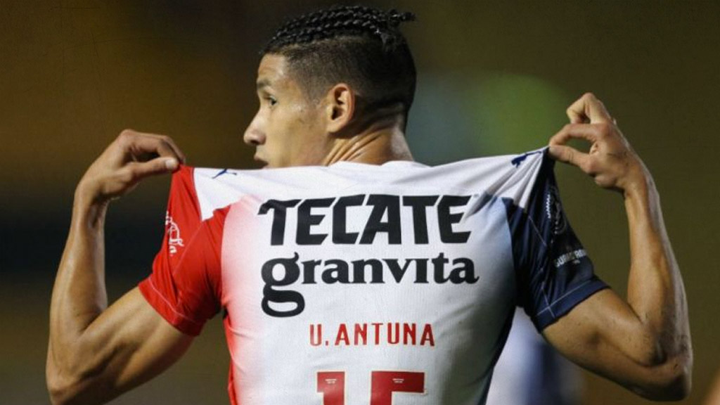 Uriel Antuna está fuera de Chivas por indisciplina