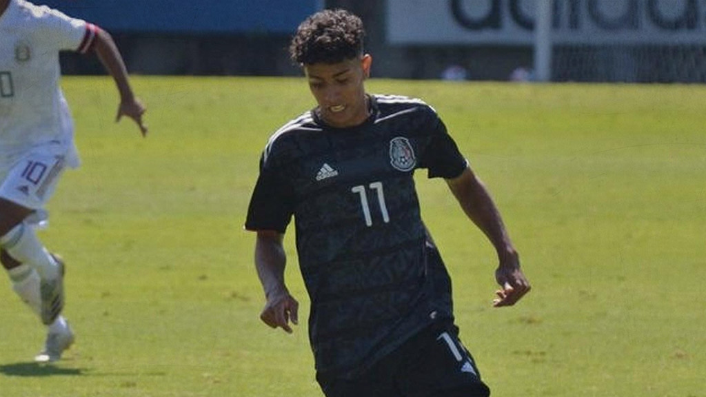 Alejandro Santana jugando para la Selección Mexicana