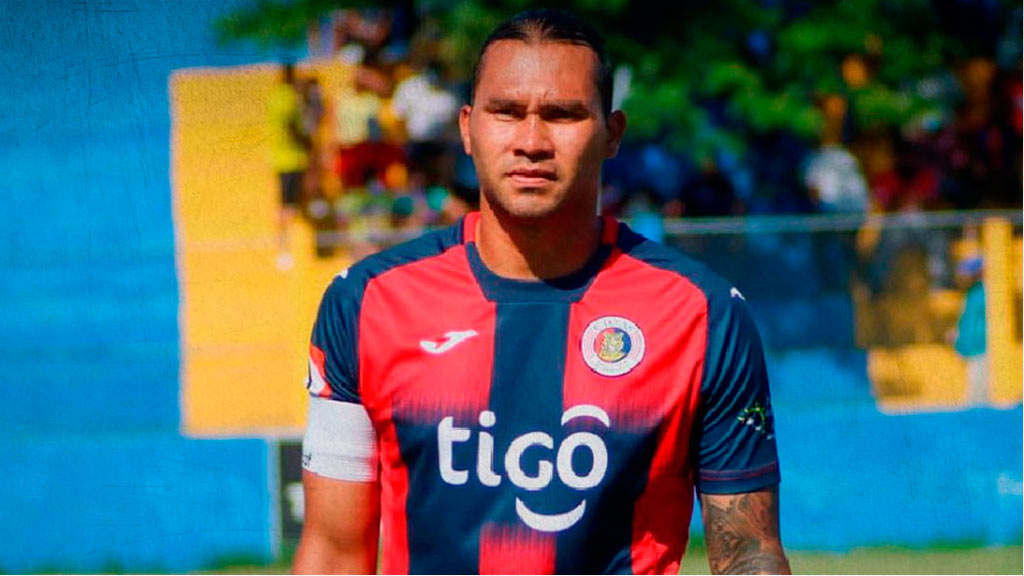 Gullit Peña en su etapa con el FAS en El Salvador