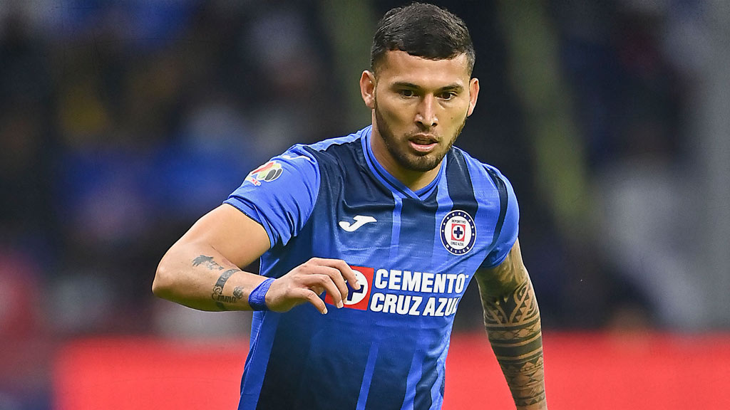 Juan Escobar acerca su renovación con Cruz Azul