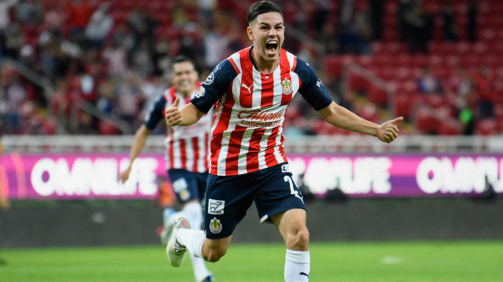 Lalo Torres festeja uno de los tres goles que Chivas le anotó a Mazatlán apenas en 45 minutos