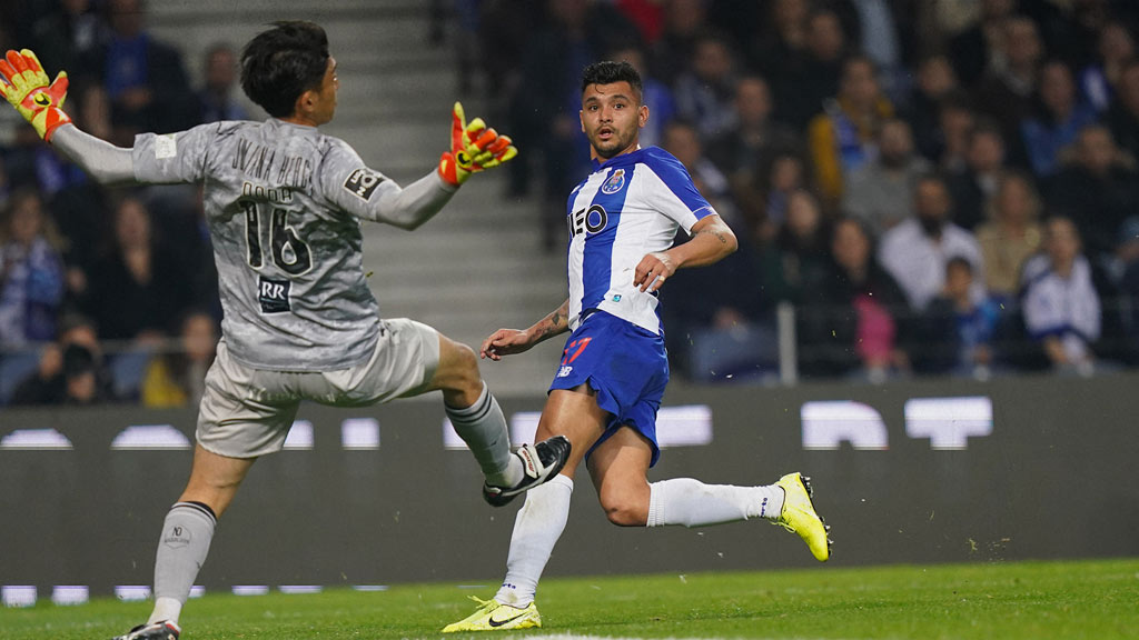 Tecatito Corona, segundo futbolista más valioso en su posición