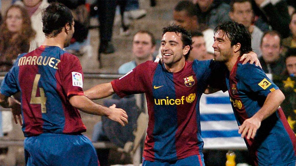 Rafael Márquez festeja con Xavi Hernández y Deco un gol en el FC Barcelona