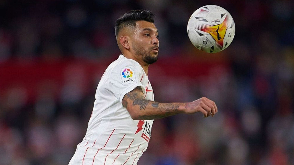 Sevilla admite que sufrió para fichar a Tecatito Corona