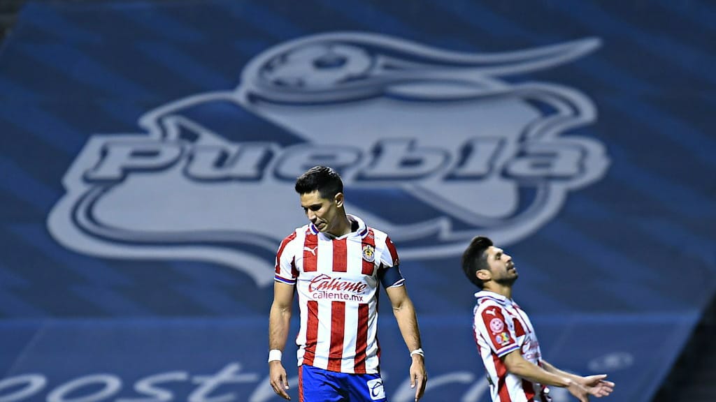 Chivas y sus jugadores se pronuncian en redes contra del arbitraje tras derrota ante Puebla