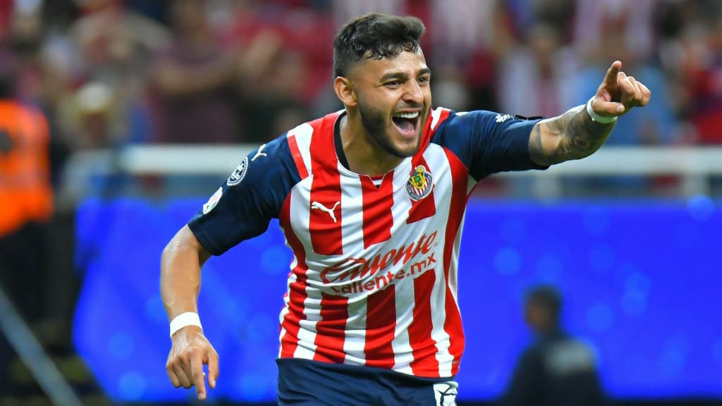 Alexis Vega vive su torneo con más goles en Chivas