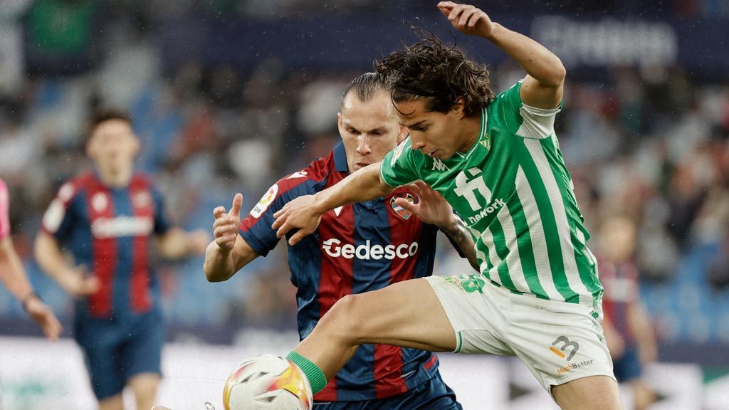 Ante rumor, en Houston Dynamo niegan ir por Diego Lainez