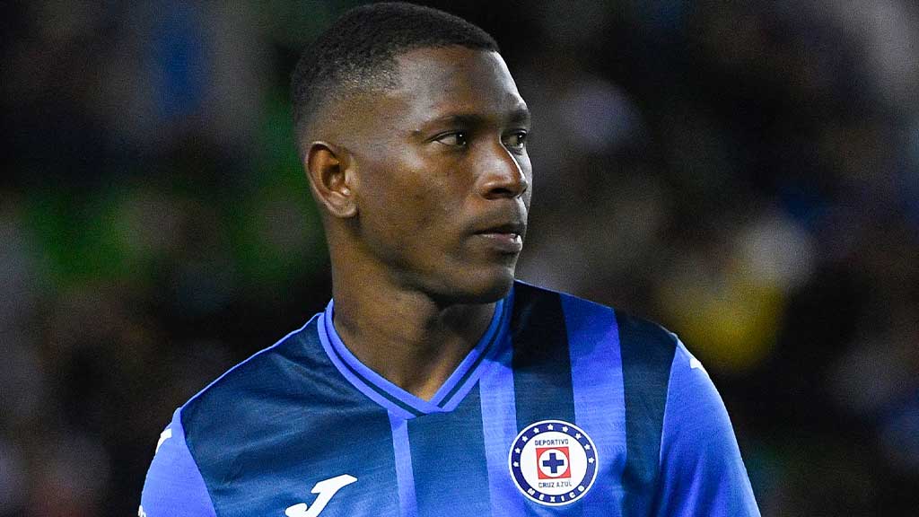 Cruz Azul sale en defensa de Angulo por abucheos; recuerda a la afición la trascendencia de los goles