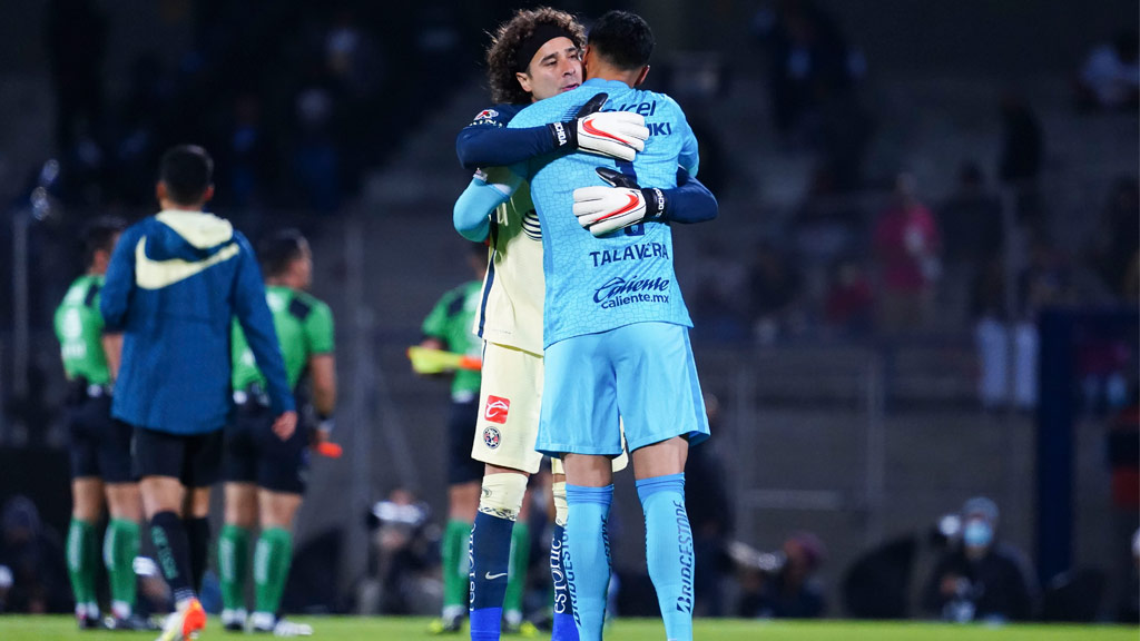 Guillermo Ochoa y Alfredo Talavera durante un encuentro en la Liga MX