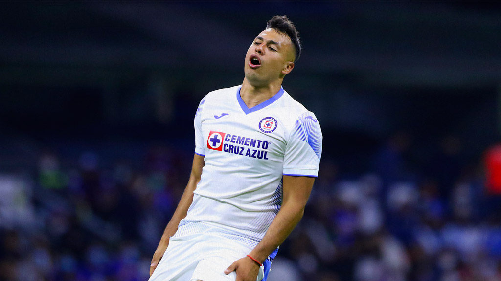 Iván Morales, sigue sin arrancar en Cruz Azul; al momento decepciona