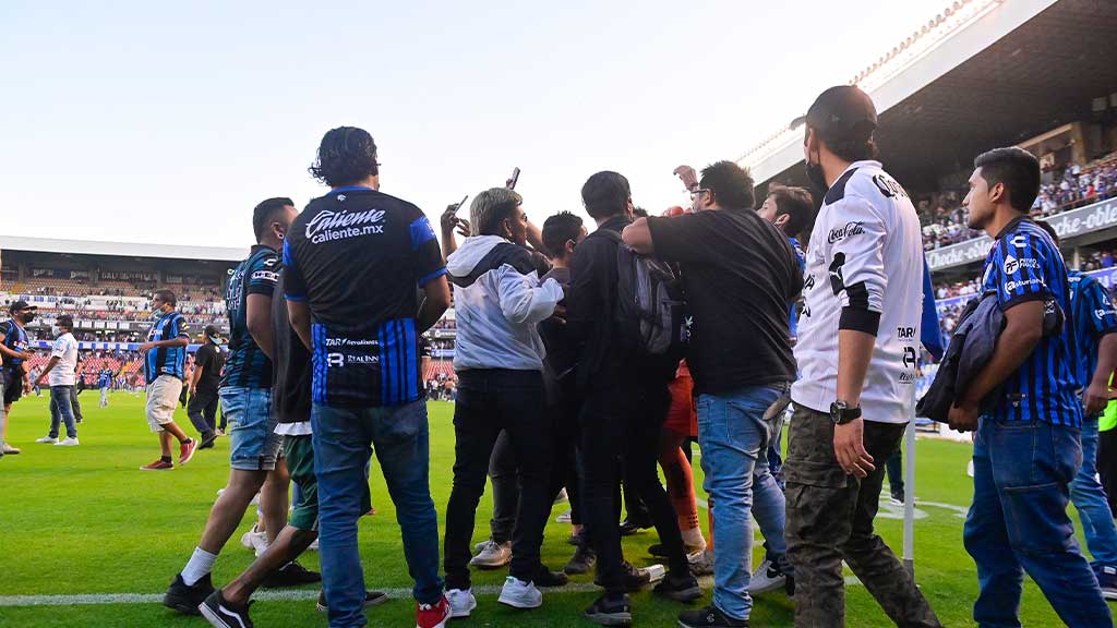 Querétaro vs Atlas: Barras de ambos equipos, con negro historial de violencia