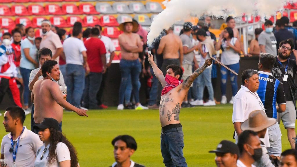 Querétaro vs Atlas: Violencia entre barras suspende el partido; cronología y reacciones