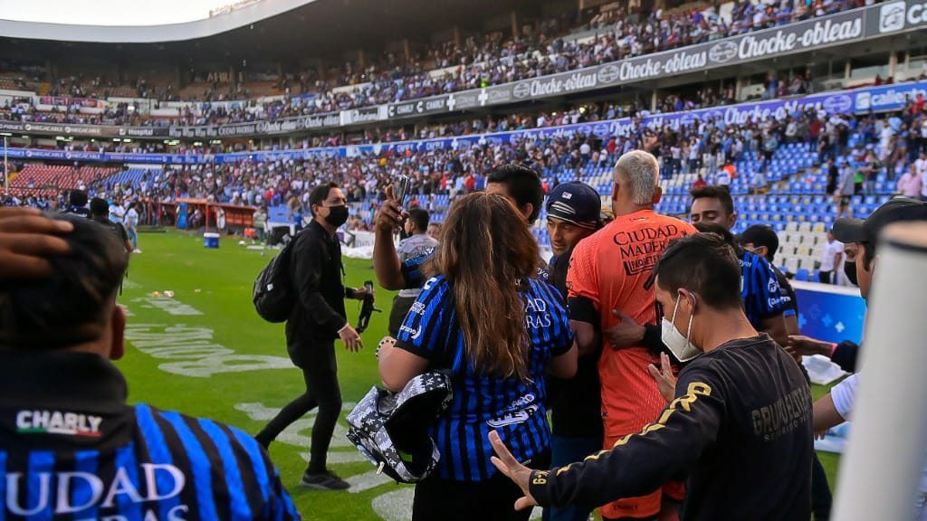 La Liga MX debe replicar a Inglaterra para eliminar las barras de los estadios