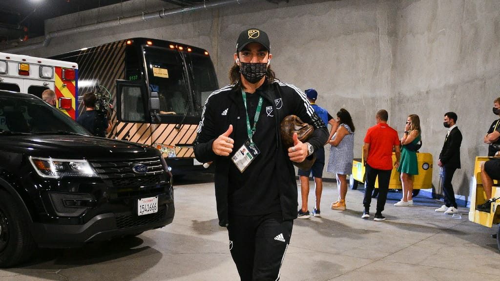 Rodolfo Pizarro es visto de fiesta, tras ser baja de la Selección Mexicana