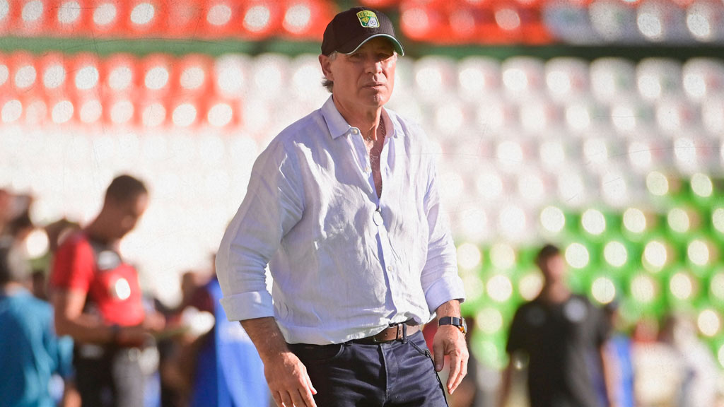 Ariel Holan ya no es más el DT de Club León 