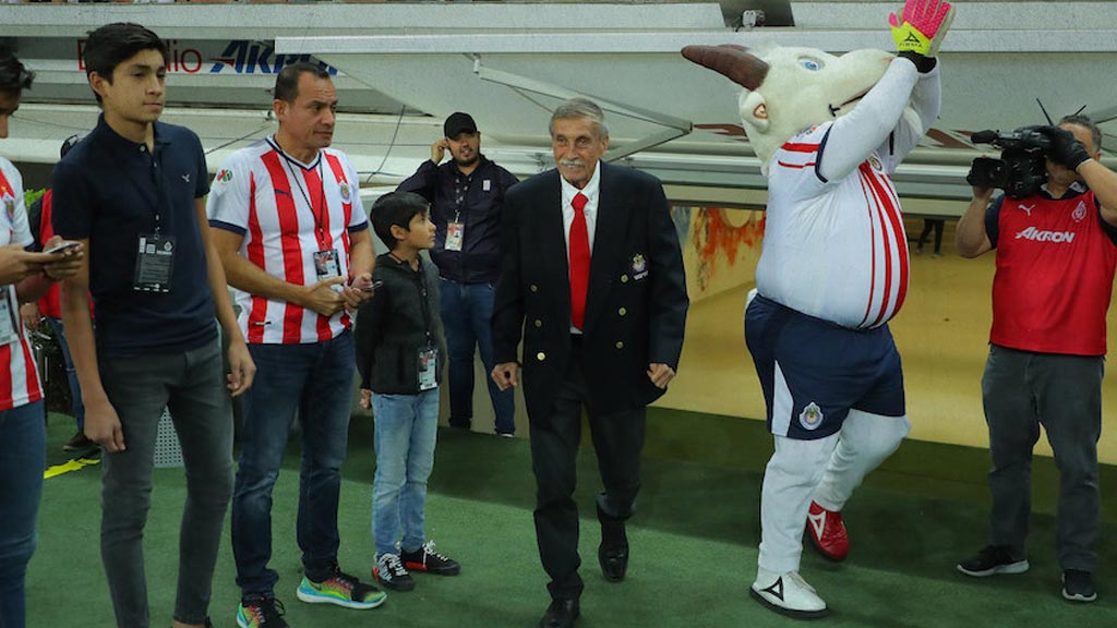 Javier Valle, parte del equipo de Chivas que quedó Campeonísimo en el futbol mexicano