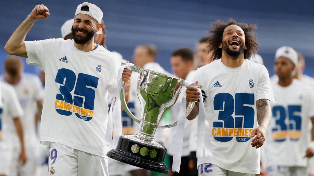 Karim Benzema y Marcelo festejan el título de LaLiga; el 35 del Real Madrid y el trofeo número 24 para el brasileño