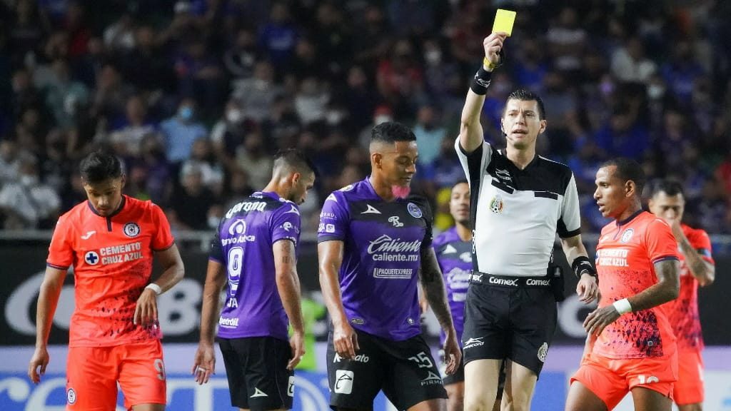 Cruz Azul buscará la expulsión de Jefferson Intriago por fracturar a 'Charly'