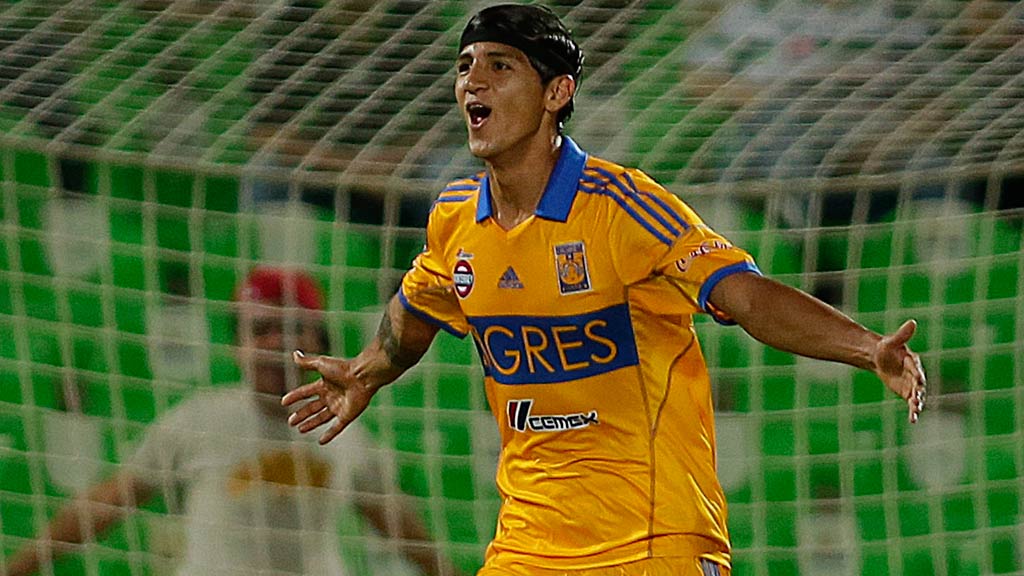 Alan Pulido, uno de los pocos futbolistas mexicanos que salieron de Tigres UANL para emigrar a Europa 