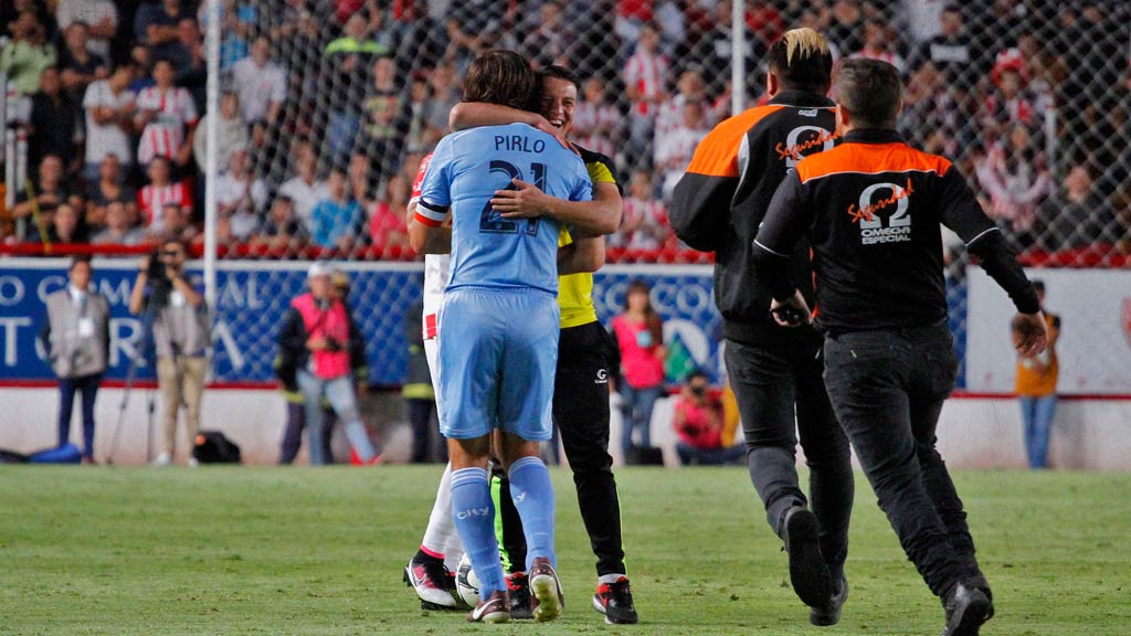Andrea Pirlo fue buscado por un aficionado que entró a la cancha del Estadio Victoria para abrazarlo