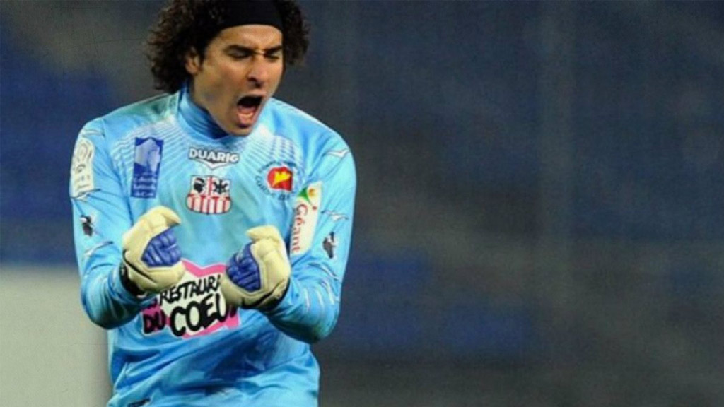 Guillermo Ochoa, el único mexicano que ha descendido dos veces en Europa