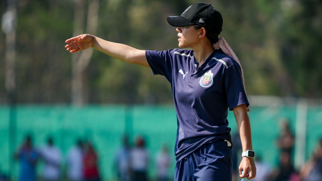 A sus 23 años, Andrea Medrano es técnica de Chivas femenil sub-17