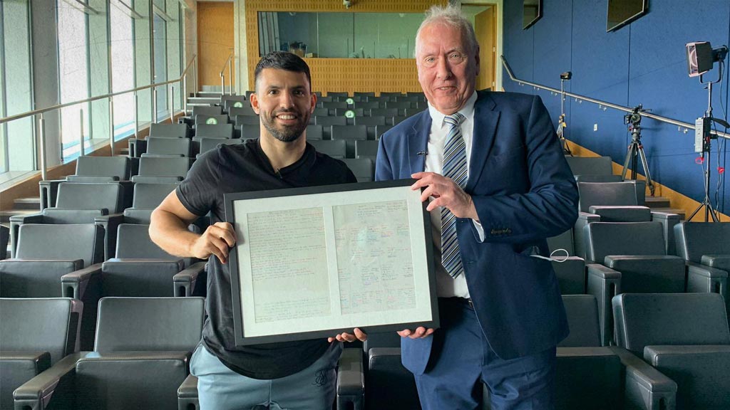 Martin Tyler le regaló a Kun Agüero las notas que hizo de aquel legendario partido de Manchester City vs Queens Park Rangers