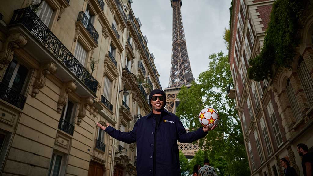 Ronaldinho, guía de turistas en París, durante la final de la UEFA Champions League