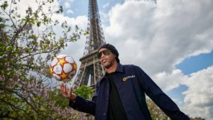 Ronaldinho, guía de turistas en París, durante la final de la UEFA Champions League 2
