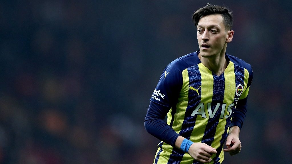 El destino de Mesut Özil estaría en los videojuegos; todavía no acuerda con el Fenerbache