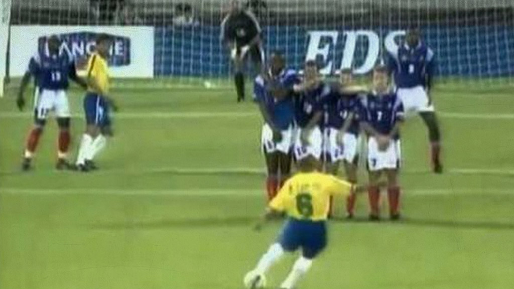 El tiro libre de Roberto Carlos en Francia vs Brasil que solo puede explicar la ciencia