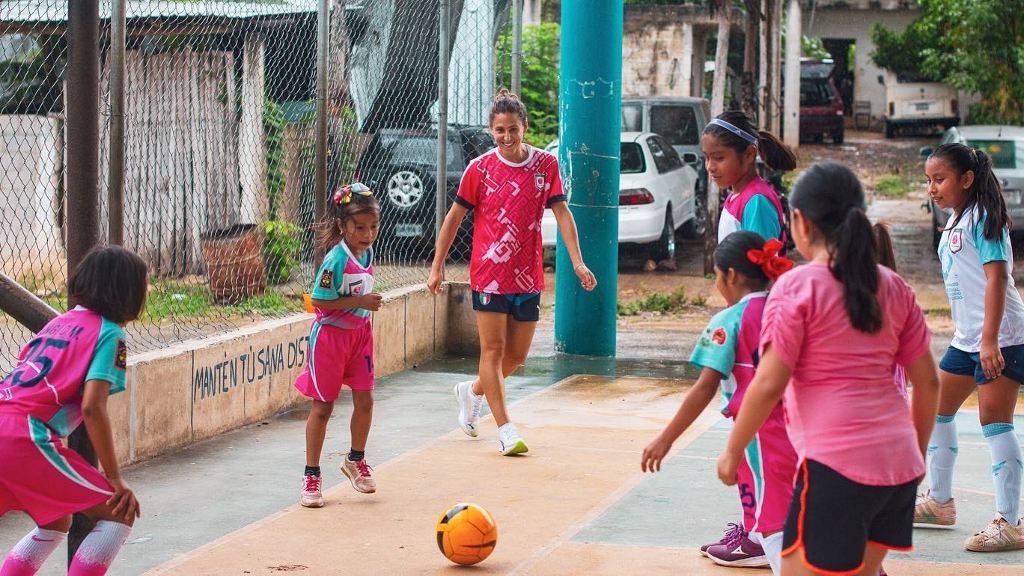 "Educar a través del Futbol", el movimiento de Chicas Unidas con Vero Boquete