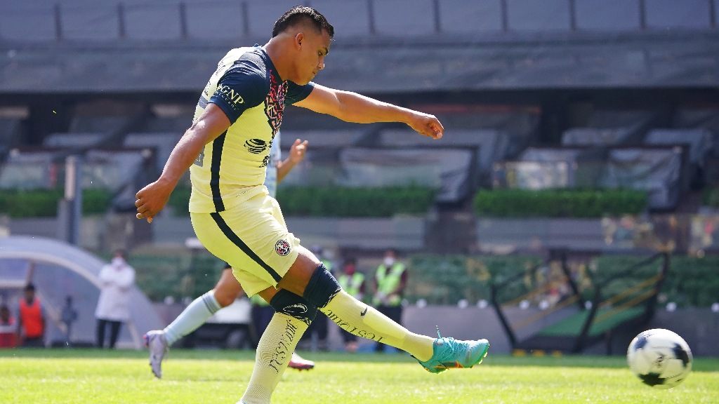 Román Martínez, el goleador del América en la pretemporada pide un lugar en el primer equipo
