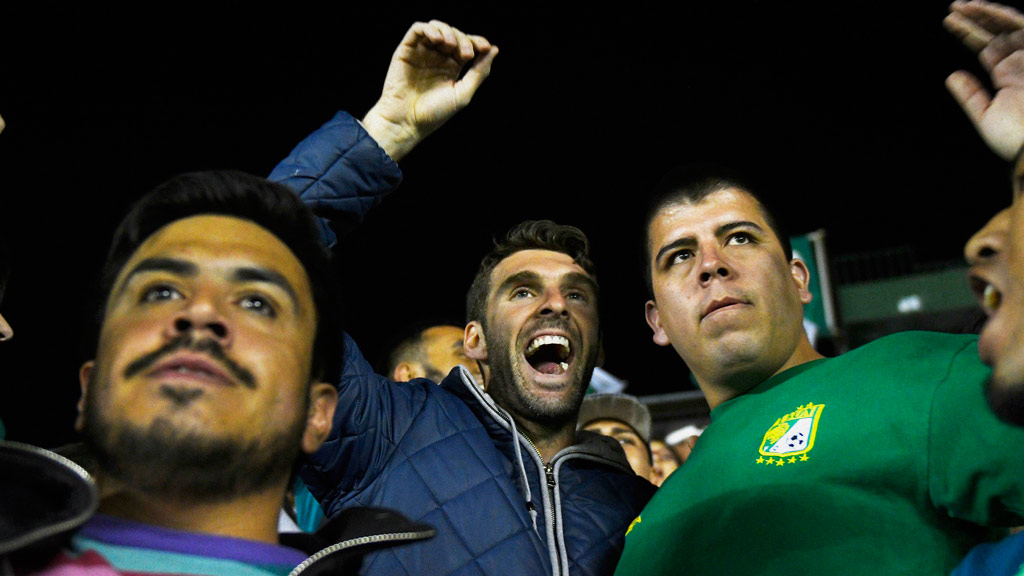 Mauro Boselli, un hincha más del Club León, alentando durante un partido