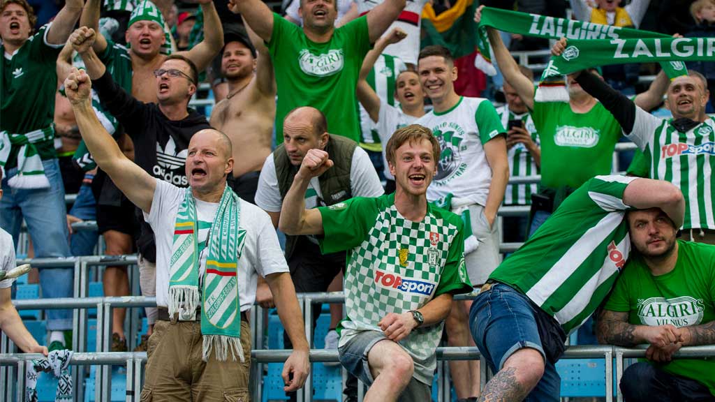 Los aficionados del FC Žalgiris en plena euforia 
