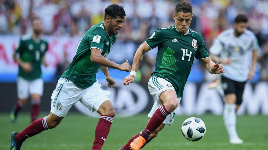 Carlos Vela y Chicharito durante un partido con la Selección Mexicana