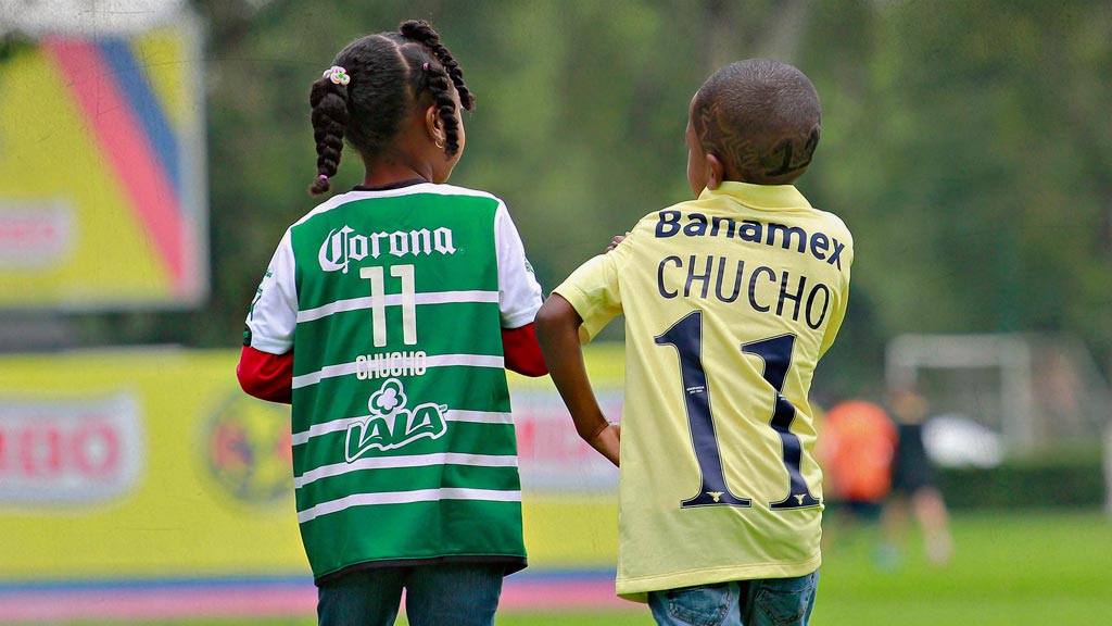 Emily y Cristiano, hijos de Christian 'Chucho' Benítez en un partido homenaje a su padre