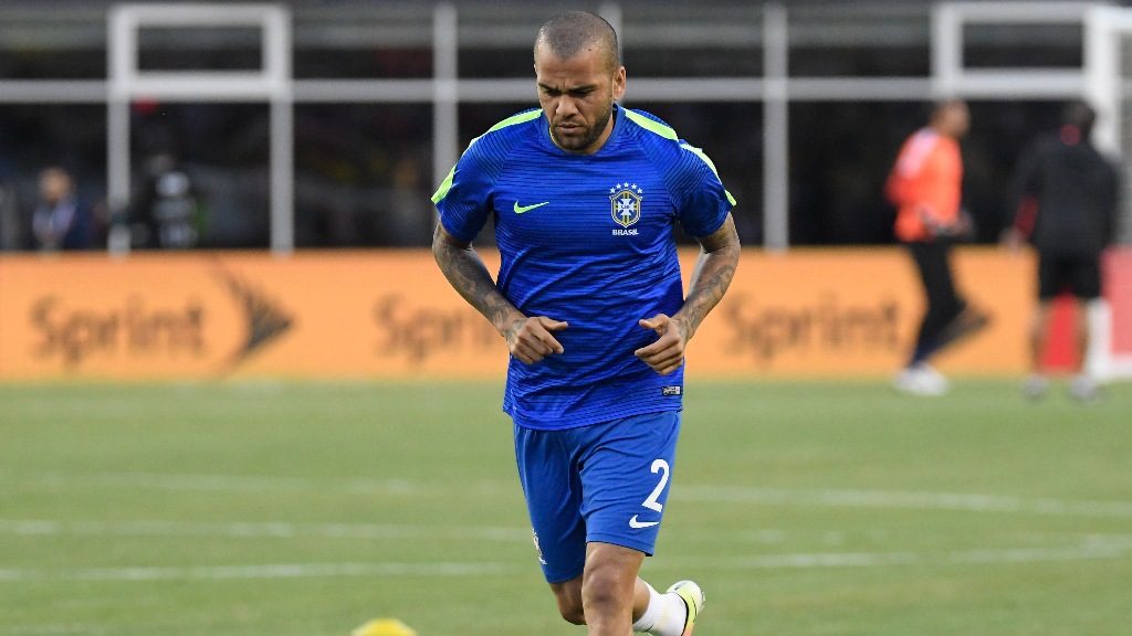 Así se burló Dani Alves de Miguel 'Piojo' Herrera en redes sociales