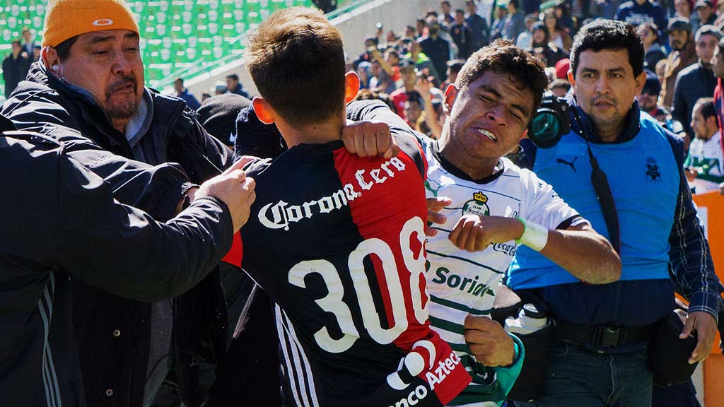 Jesús Ocejo y Edyairth Ortega en plena bronca durante un Santos Laguna vs Atlas Sub-20