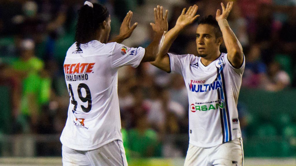 Ronaldinho y Camilo Sanvezzo, dos figuras en la historia de Gallos de Querétaro