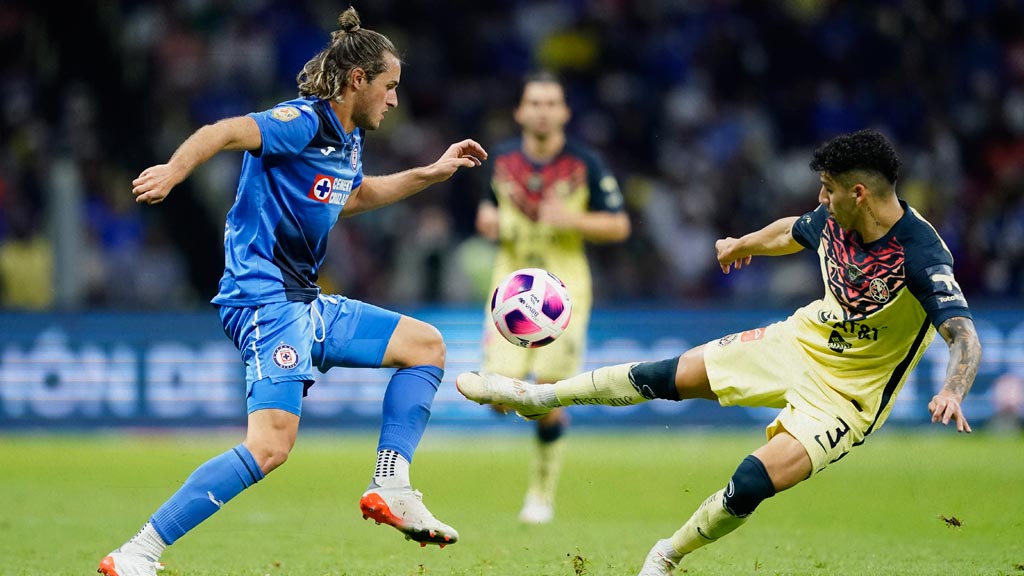 Santiago Giménez y Jorge Sánchez durante un juego de la Liga MX