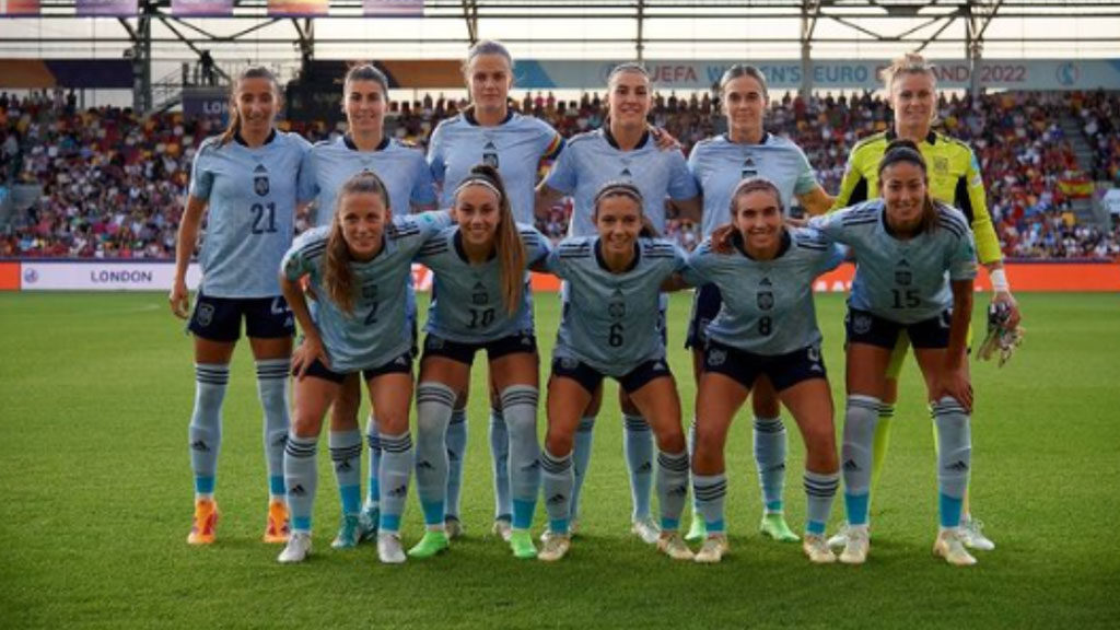 Selección española femenil posando para la eurocopa