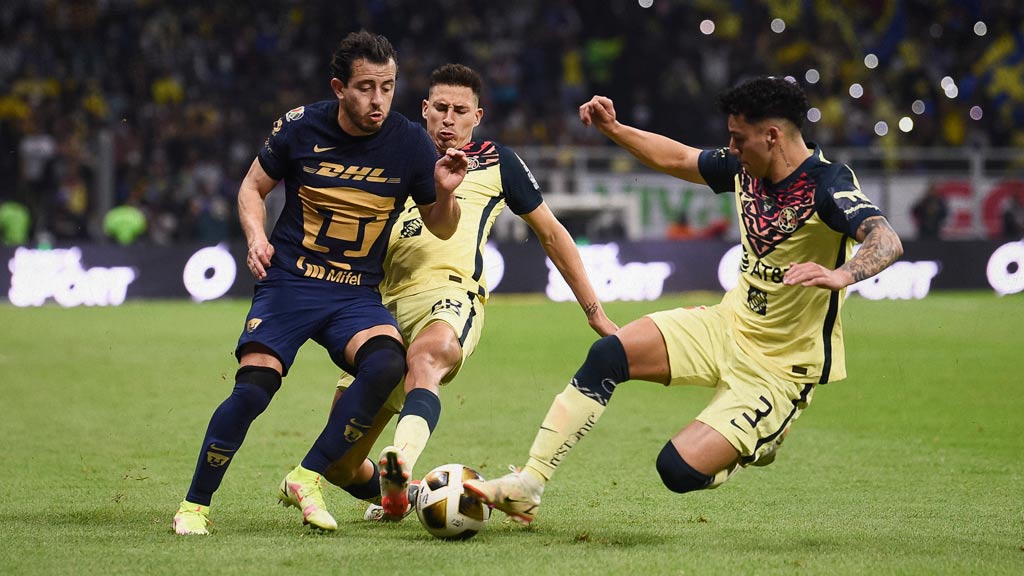 Alan Mozo y Jorge Sánchez durante un Pumas vs América