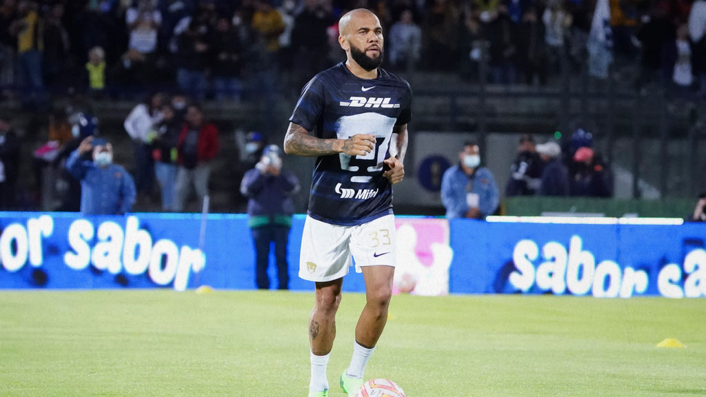 Dani Alves no ha jugado por la lateral derecha con los Pumas