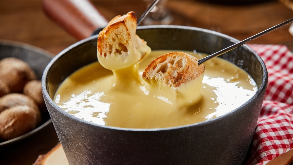 Cómo hacer fondue de quesos para botanear el fin de semana