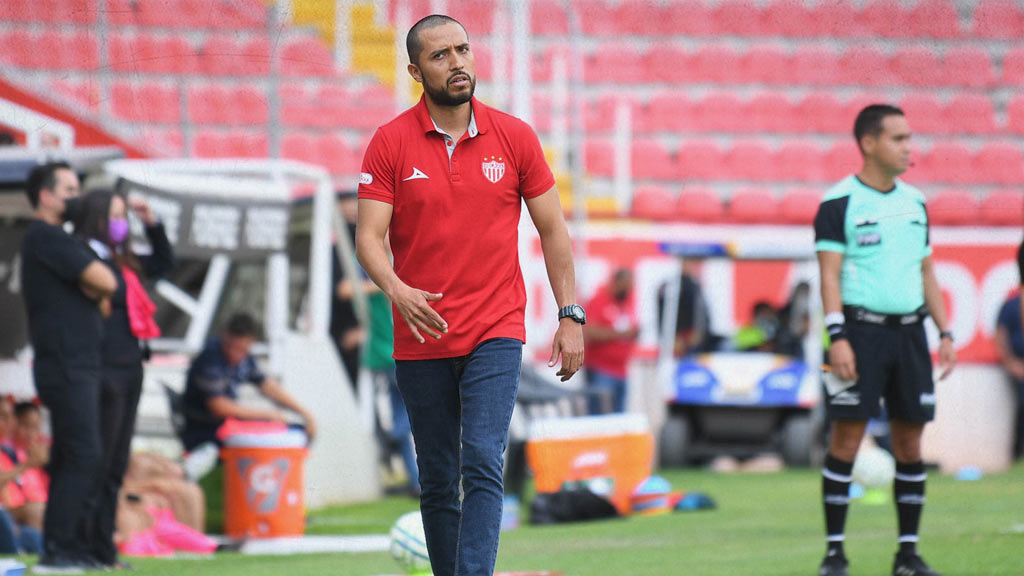 Gerardo Castillo, el polémico técnico de Necaxa Femenil