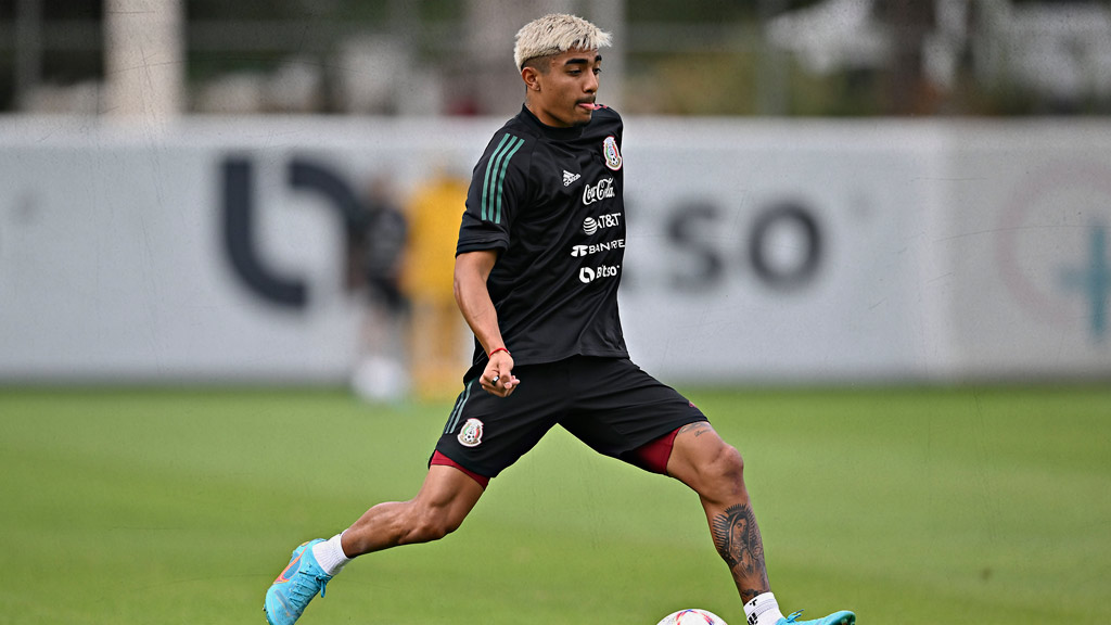 Julián Araujo está en la mira del América para sustituir a Jorge Sánchez