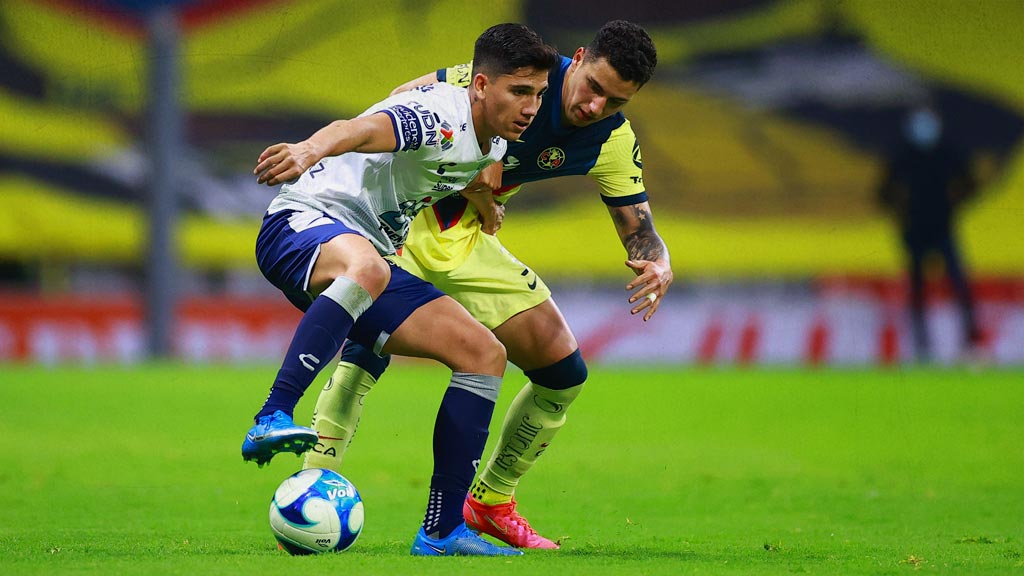 Kevin Álvarez y Jorge Sánchez en un duelo por la Liga MX; ahora pelearán por un puesto en Selección Mexicana