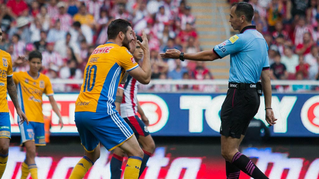 Luis Enrique Santander pitó la polémica final entre Chivas vs Tigres en el Estadio Akron