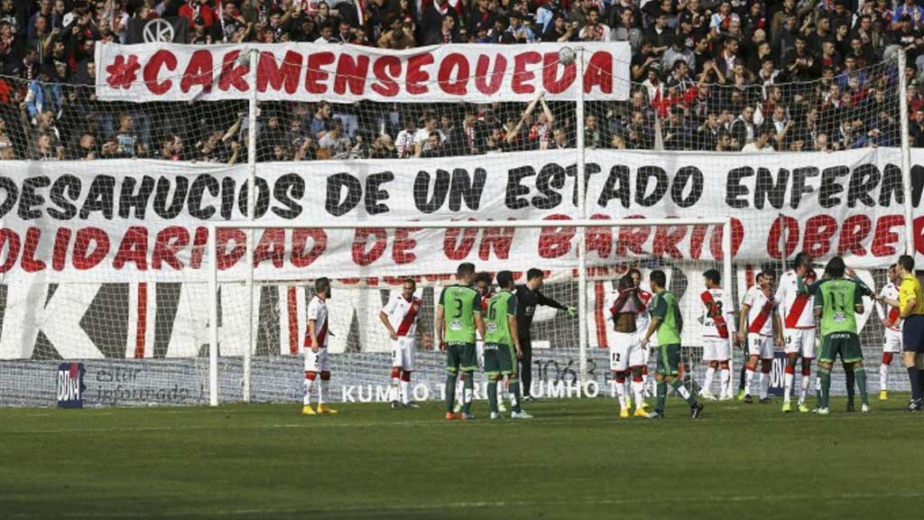 Desde las gradas la afición de Rayo Vallecano se manifestaba por el caso de Carmen Martínez Ayuso